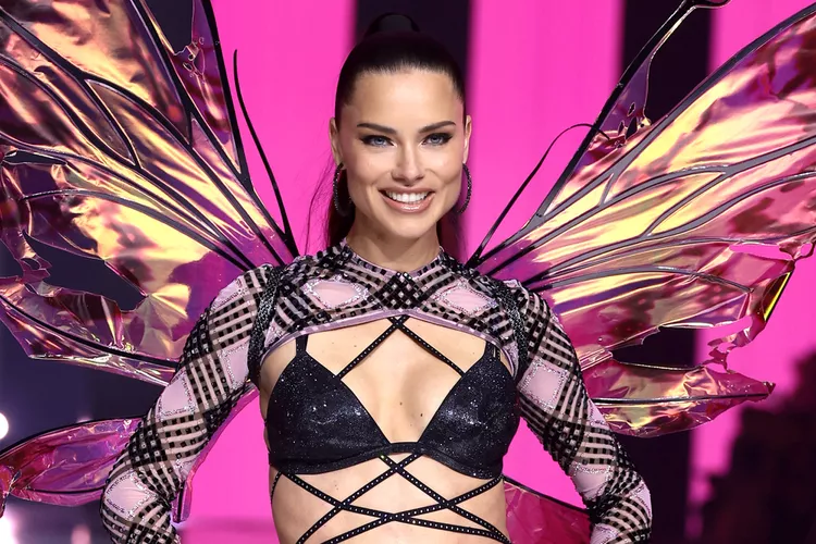 Adriana Lima’s Stunning Return to the Victoria’s Secret Fashion Show 🌟👼